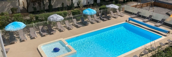 Camping les Rives d Auzon piscine avec parasols