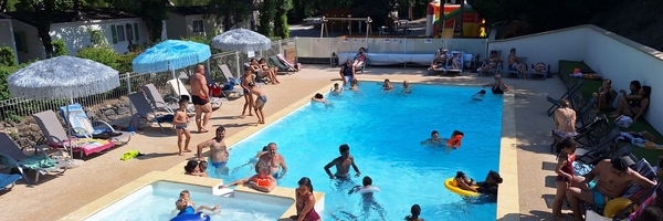 Piscine chauffée parasols - Camping Ardèche