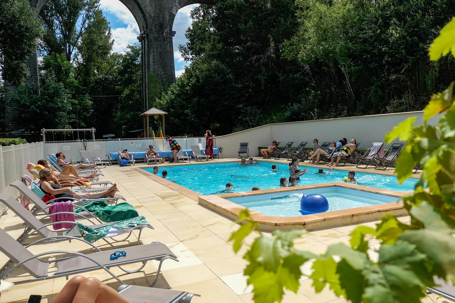 Camping Ardèche avec piscine chauffée : Les Rives d'Auzon près d'Aubenas