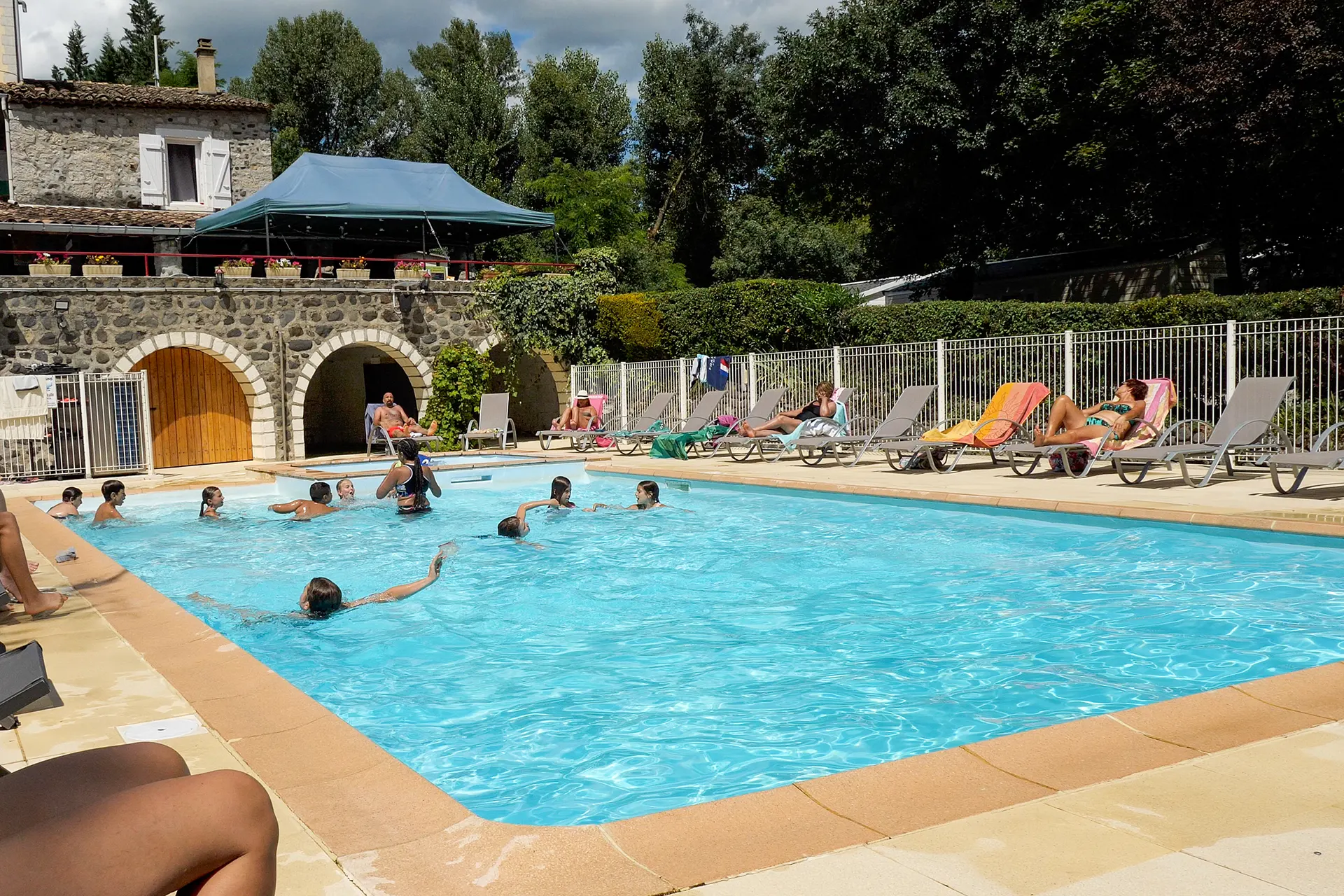 Camping près d'Aubenas en Ardèche (07) avec piscine