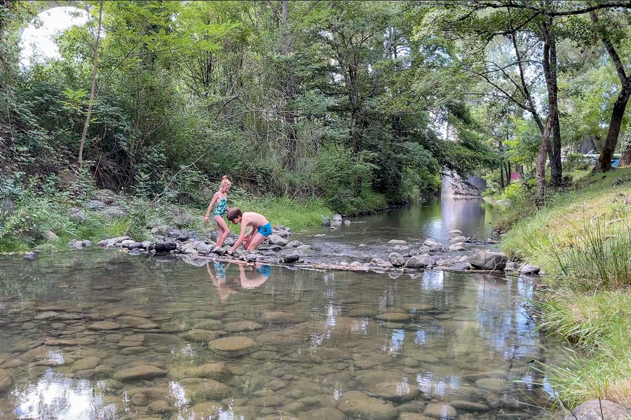 Les Rives D'auzon : Camping en Ardèche avec piscine et rivière