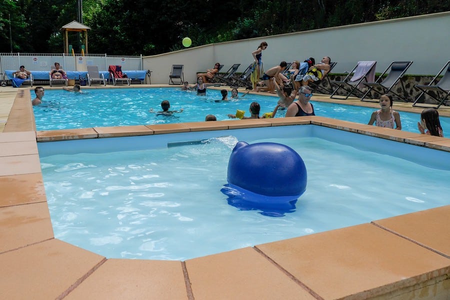 Les Rives d'Auzon : camping près d'Aubenas avec piscine et pataugeoire