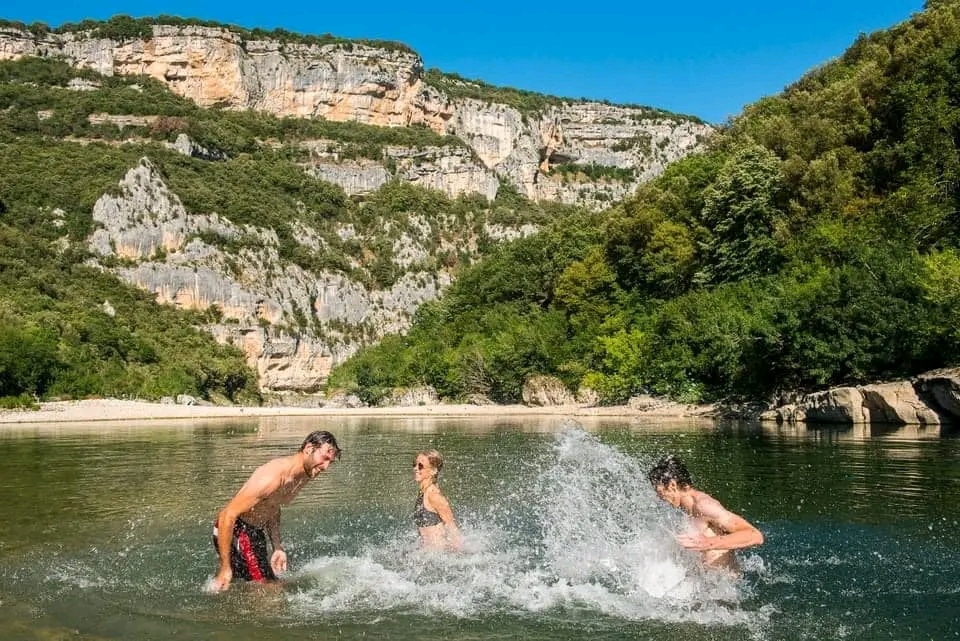 Enfants se baignant dans une rivière en Ardèche proche de votre emplacement de tente - Camping les Rives d'Auzon